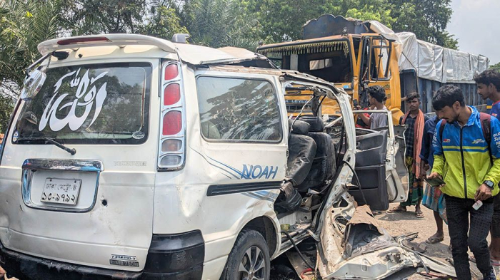 ট্রাকচাপায় প্রাণ গেল পাঁচ নারীসহ ৬ জনের