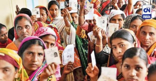 নারী ভোটার: সংখ্যায় প্রায় সমান, প্রত্যাশায় দৃঢ় নারী ভোটার: সংখ্যায় প্রায় সমান, প্রত্যাশায় দৃঢ়