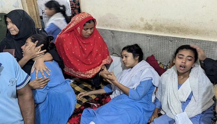 শ্রেণিকক্ষে অক্সিজেন স্বল্পতায় হাসপাতালে ৬০ ছাত্রী।