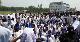 চট্টগ্রামে গাড়ির ধাক্কায় স্কুলছাত্রী আহত, মহাসড়ক অবরোধ