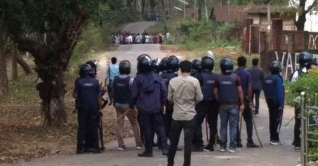 চট্টগ্রাম বিশ্ববিদ্যালয়ে পুলিশ-ছাত্রলীগ সংঘর্ষ