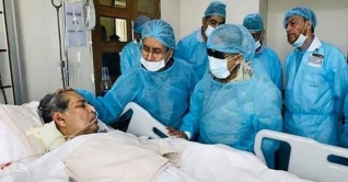 হাসপাতালে শিক্ষামন্ত্রীর স্বামীকে দেখতে গেলেন প্রধানমন্ত্রী হাসপাতালে শিক্ষামন্ত্রীর স্বামীকে দেখতে গেলেন প্রধানমন্ত্রী