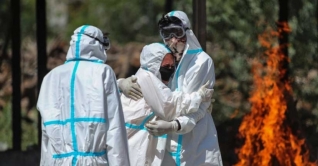 ভারতে কোভিডে মৃত্যু কমলেও বেড়েছে শনাক্ত