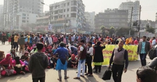 মালিকপক্ষের আশ্বাসে সড়ক ছাড়লেন পোশাক শ্রমিকরা