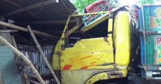 নিয়ন্ত্রণহীন ট্রাক কেড়ে নিল ঘুমন্ত মা-মেয়ের প্রাণ