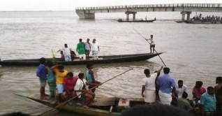 যমুনায় নৌকাডুবি: ৫ লাশ উদ্ধার, নিখোঁজ ১৩