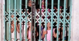 নারায়ণগঞ্জে তালাবদ্ধ ঘর থেকে ১৭ পরিবারকে উদ্ধার পুলিশের