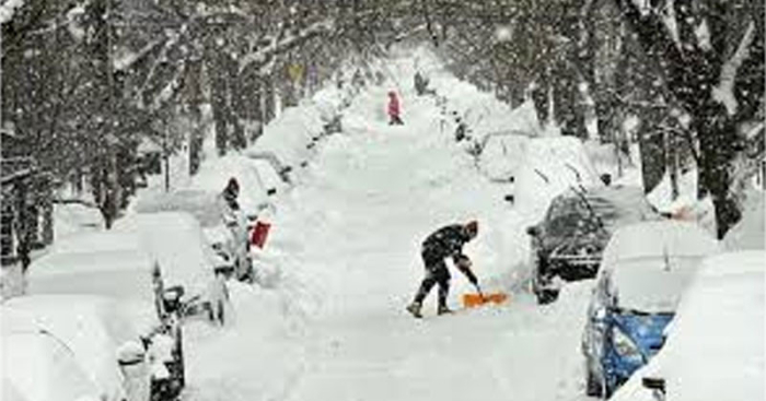 যুক্তরাষ্ট্রের পূর্ব উপকূলজুড়ে একটি শক্তিশালী শীতকালীন ঝড়ের কারণে রেকর্ড পরিমাণ তুষারপাত হচ্ছে।