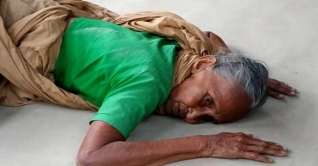 বৃদ্ধা ভিক্ষুকের টাকা ছিনতাই!