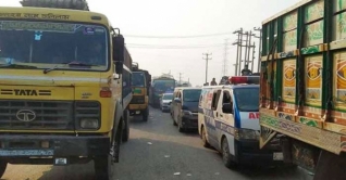 টাঙ্গাইলে ৩০ কিলোমিটারজুড়ে গাড়ির দীর্ঘ সারি টাঙ্গাইলে ৩০ কিলোমিটারজুড়ে গাড়ির দীর্ঘ সারি