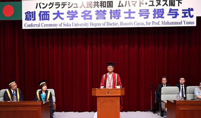 প্রধান উপদেষ্টা অধ্যাপক ড. মুহাম্মদ ইউনূস শুক্রবার টোকিওর সোকা বিশ্ববিদ্যালয়ে বক্তৃতা দেন। ছবি: প্রধান উপদেষ্টার ফেসবুক