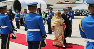 থাইল্যান্ডে প্রধানমন্ত্রীকে লাল গালিচা সংবর্ধনা