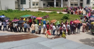 করোনার টিকা নিতে দ্বিতীয় দিনেও উপচেপড়া ভিড়
