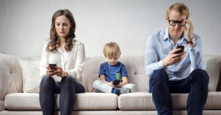 ‘ইন্টারনেট আসক্তি মাদকের চেয়েও ভয়াবহ’ ‘ইন্টারনেট আসক্তি মাদকের চেয়েও ভয়াবহ’