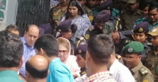 দাঁতের চিকিৎসা শেষে ফের কেবিনে খালেদা দাঁতের চিকিৎসা শেষে ফের কেবিনে খালেদা