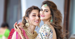 সংসদে বাংলায় শপথ নিলেন নুসরাত-মিমি