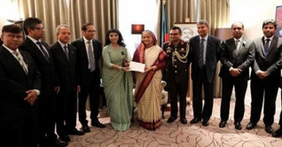 বন্যার্তদের জন্য প্রধানমন্ত্রীর অর্থ সাহায্য গ্রহণ বন্যার্তদের জন্য প্রধানমন্ত্রীর অর্থ সাহায্য গ্রহণ