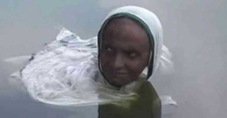 টানা ২০ বছর ধরে পানিতেই দাঁড়িয়ে আছেন নারী! টানা ২০ বছর ধরে পানিতেই দাঁড়িয়ে আছেন নারী!