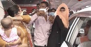 প্রবাস ফেরত স্বামীকে নিয়ে দুই স্ত্রীর কাড়াকাড়ি প্রবাস ফেরত স্বামীকে নিয়ে দুই স্ত্রীর কাড়াকাড়ি