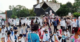 শাহবাগে মেডিকেল শিক্ষার্থীদের অবরোধ