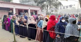 চলছে চার পৌরসভার ভোটগ্রহণ চলছে চার পৌরসভার ভোটগ্রহণ