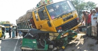 সিলেটের সড়কে ঝরল একই পরিবারের চারজনসহ ৫ প্রাণ