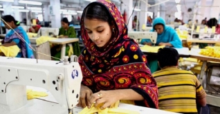 পোশাক খাতের মজুরি কমেছে ২৬ শতাংশ: টিআইবি