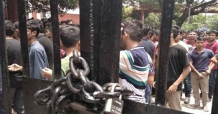 ১৬ দফা দাবিতে বুয়েট ভিসির কার্যালয়ে তালা