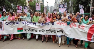 রিজভীর নেতৃত্বে মহিলা দলের বিক্ষোভ রিজভীর নেতৃত্বে মহিলা দলের বিক্ষোভ