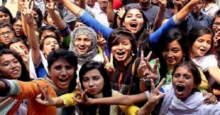 পাসের হারে এগিয়ে মেয়েরা