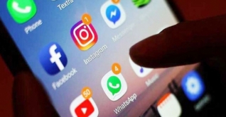 সোশ্যাল মিডিয়াতে অ্যাকাউন্ট নিরাপদ রাখবেন যেভাবে সোশ্যাল মিডিয়াতে অ্যাকাউন্ট নিরাপদ রাখবেন যেভাবে