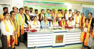 ডিআরইউ`র লেখক সম্মাননা পেলেন ৪১ সাংবাদিক ডিআরইউ`র লেখক সম্মাননা পেলেন ৪১ সাংবাদিক