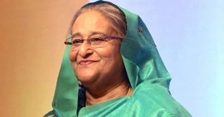 টিকিট কেটে চোখ দেখালেন প্রধানমন্ত্রী টিকিট কেটে চোখ দেখালেন প্রধানমন্ত্রী