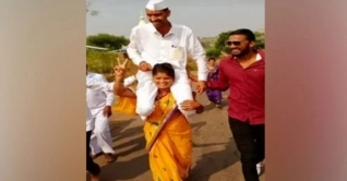 নির্বাচনে জয় পাওয়ায় স্বামীকে কাঁধে নিয়ে গ্রাম ঘোরালেন স্ত্রী