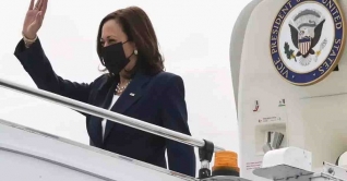 এশিয়া সফরে মার্কিন ভাইস প্রেসিডেন্ট কমলা হ্যারিস এশিয়া সফরে মার্কিন ভাইস প্রেসিডেন্ট কমলা হ্যারিস