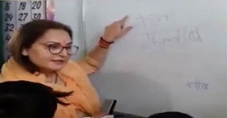 স্কুল পড়ুয়াদের বানান ভুল শেখালেন জয়াপ্রদা