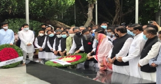 ছয় দফা দিবসে বঙ্গবন্ধুর প্রতিকৃতিতে আ. লীগের শ্রদ্ধা ছয় দফা দিবসে বঙ্গবন্ধুর প্রতিকৃতিতে আ. লীগের শ্রদ্ধা