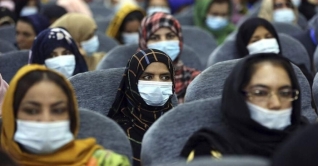 ভবিষ্যত কি জানেনা, এক কাপড়েই ঘর ছাড়ছে আফগান নারীরা