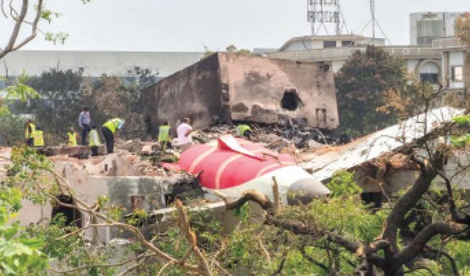 এয়ার ইন্ডিয়ার বোয়িং ৭৮৭-৮ ড্রিমলাইনারের বিধ্বস্ত অংশ।