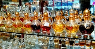 এই আতর দোকানের ক্রেতা ছিলেন রবী ঠাকুর এই আতর দোকানের ক্রেতা ছিলেন রবী ঠাকুর