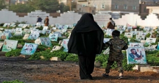 কবরস্থানে কাজ করে ইয়েমেনের শিশুরা কবরস্থানে কাজ করে ইয়েমেনের শিশুরা