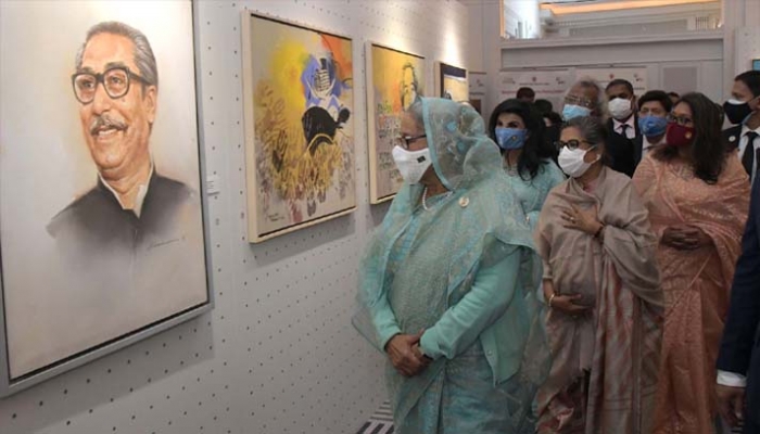 প্রধানমন্ত্রী শেখ হাসিনা গতকাল ‘বঙ্গবন্ধু অ্যান্ড ব্রিটেন : অ্যা সেন্টেনারি কালেকশন’ শীর্ষক একটি শিল্প প্রদর্শনী ঘুরে দেখেন। এ সময় তার সঙ্গে ছিলেন ছোটবোন শেখ রেহানা ও মেয়ে সায়মা ওয়াজেদ হোসেন। ছবি : পিআইডি