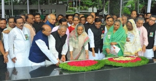 বঙ্গবন্ধুর প্রতিকৃতিতে নবনির্বাচিত এমপিদের শ্রদ্ধা বঙ্গবন্ধুর প্রতিকৃতিতে নবনির্বাচিত এমপিদের শ্রদ্ধা