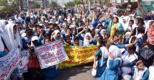 শিক্ষক লাঞ্ছিত, প্রতিবাদে শিক্ষার্থীদের সড়ক অবরোধ