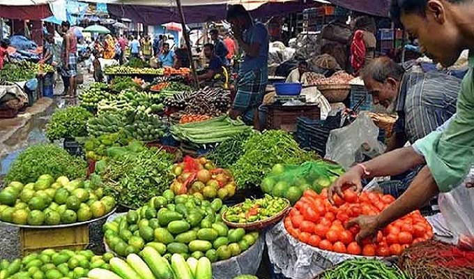 কাঁচা মরিচের ঝাজ বেশি, সবজিও চড়া