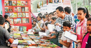 সপ্তম দিনে বইমেলা: ভিড় বাড়লেও বিক্রি নেই, ক্রেতার খোঁজে প্রকাশকরা সপ্তম দিনে বইমেলা: ভিড় বাড়লেও বিক্রি নেই, ক্রেতার খোঁজে প্রকাশকরা