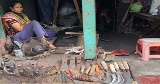 ঝুমা-পুতুল কামারের কাজ করে চালাচ্ছেন সংসার