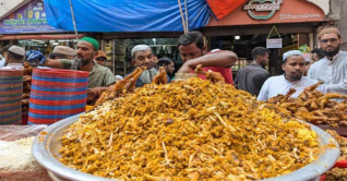 চকবাজারের রাজকীয় ইফতার ‘বড় বাপের পোলায় খায়’