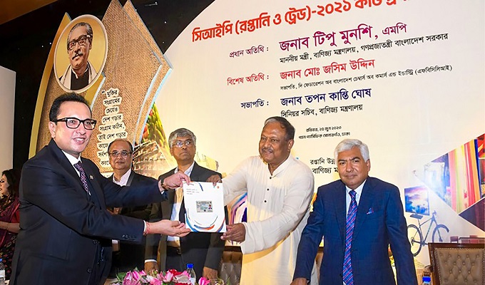 বাণিজ্যমন্ত্রী টিপু মুনশি দিলীপ কুমার আগরওয়ালার হাতে সিআইপি কার্ড তুলে দেন।