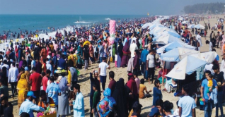কক্সবাজার সমুদ্র সৈকতে পর্যটকের ঢল কক্সবাজার সমুদ্র সৈকতে পর্যটকের ঢল
